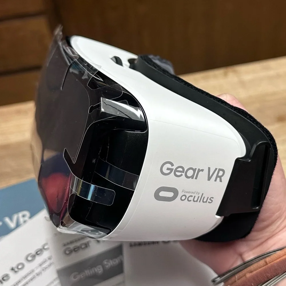 NIB Samsung Gear VR Headset Powered by Oculus